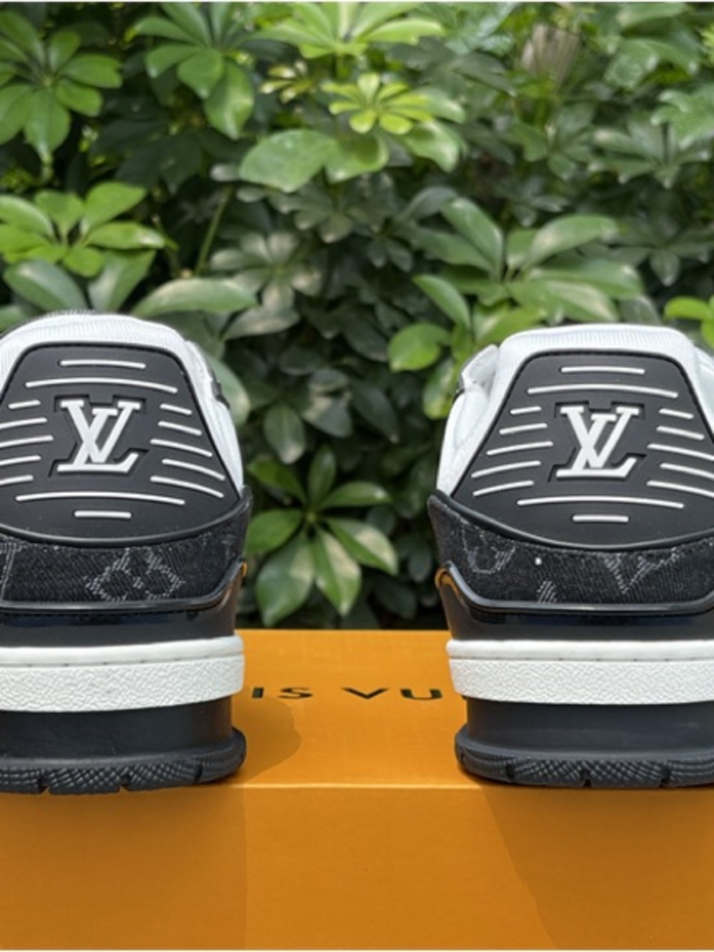 Louis Vuitton Trainers - Picture 4 of 9